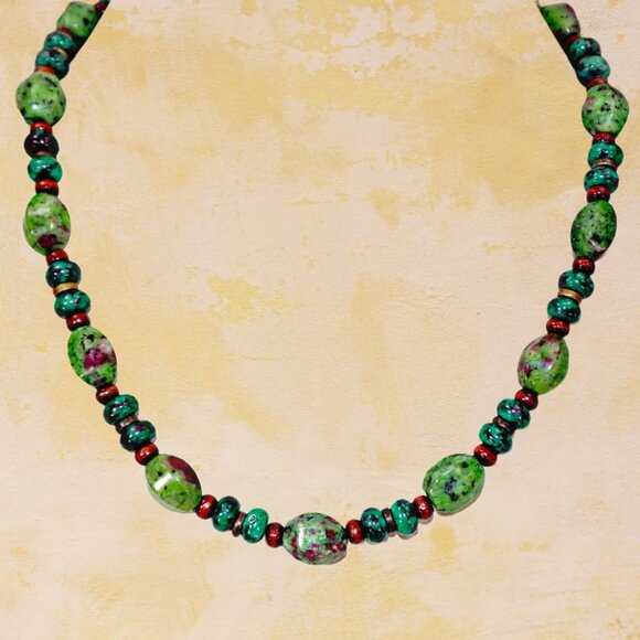 Green agate stone bead necklace with brown wood beads and small metal beads - Picture 10 of 15